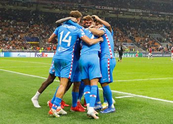 Griezmann y Suárez salvan al Atlético ante un Milan diezmado