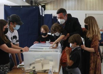 ‘No sirven los presidente caudillos’, dice Sichel, candidato oficialista en Chile