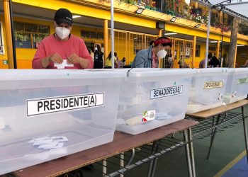 Chile vota pendiente de convocar a indecisos en su elección más incierta en 31 años