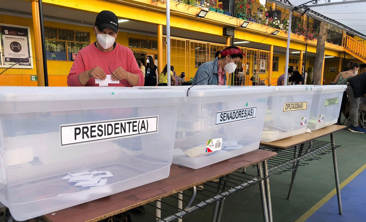 Chile vota pendiente de convocar a indecisos en su elección más incierta en 31 años