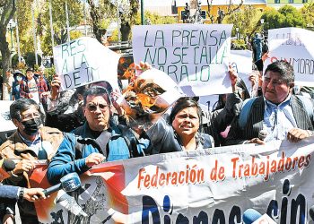 Miembros de la prensa, en una protesta contra el artículo 281 del proyecto de la Ley 305.