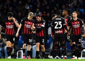 Milan golea 4-0 en casa del líder Nápoles y se sube al podio
