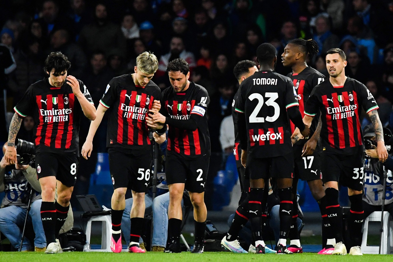 Milan golea 4-0 en casa del líder Nápoles y se sube al podio