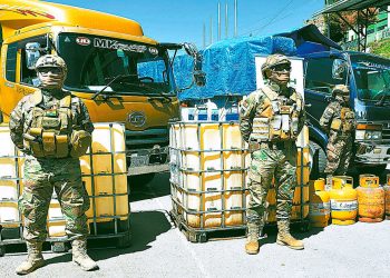 Militares junto al combustible comisado en tres operativos en diferentes regiones del país.