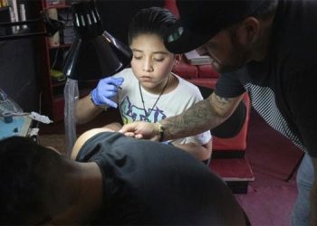 Niño mexicano gana popularidad como tatuador gracias a su ‘ligerita’ mano