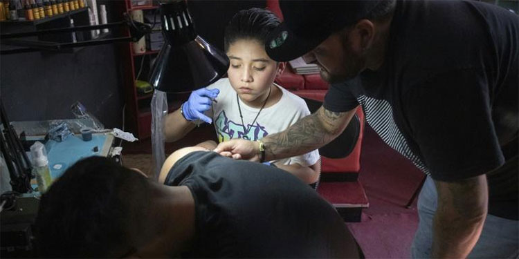 Niño mexicano gana popularidad como tatuador gracias a su ‘ligerita’ mano