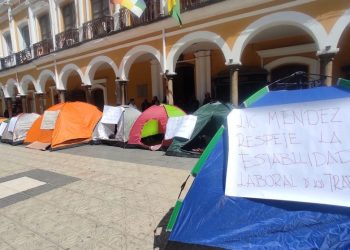 Más de 40 exfuncionarios de la Alcaldía de Cochabamba instalan huelga de hambre