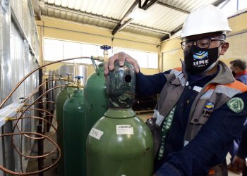 La UMSA recarga botellones de oxígeno medicinal a un costo de Bs 15,50 el metro cúbico