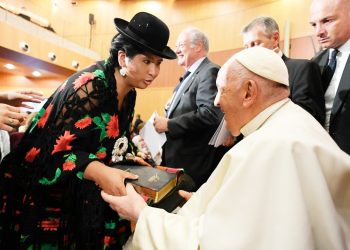 La alcaldesa Eva Copa se encuentra con el Papa Francisco y le obsequia una Biblia