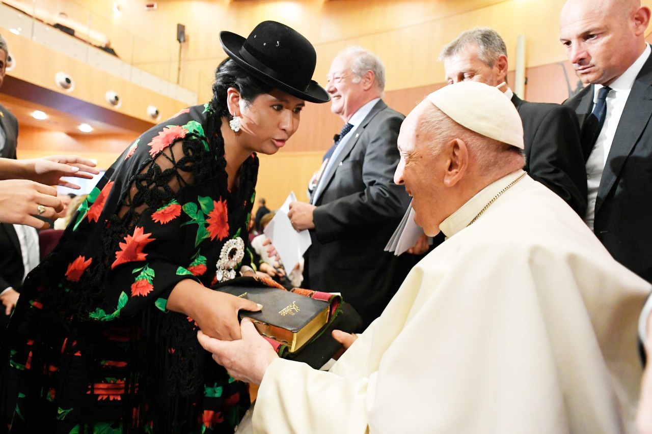 La alcaldesa Eva Copa se encuentra con el Papa Francisco y le obsequia una Biblia