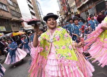 Entre alegría y fe, la Promesa del Gran Poder toma las calles de La Paz