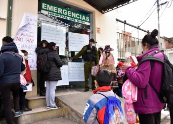 El Hospital del Niño suspende sus servicios, padres protestan