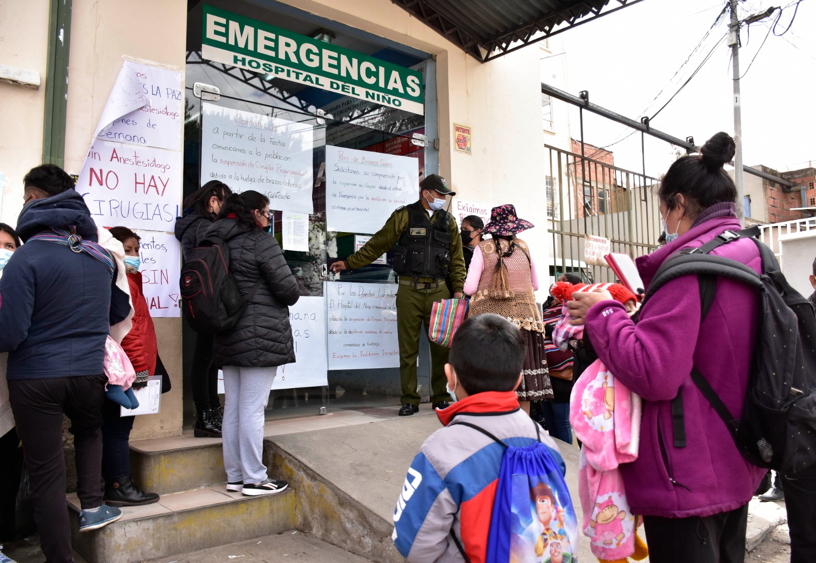 El Hospital del Niño suspende sus servicios, padres protestan