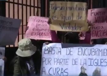 Activistas y padres de familia protestaron en puertas de instituciones religiosas por casos de pederastia.