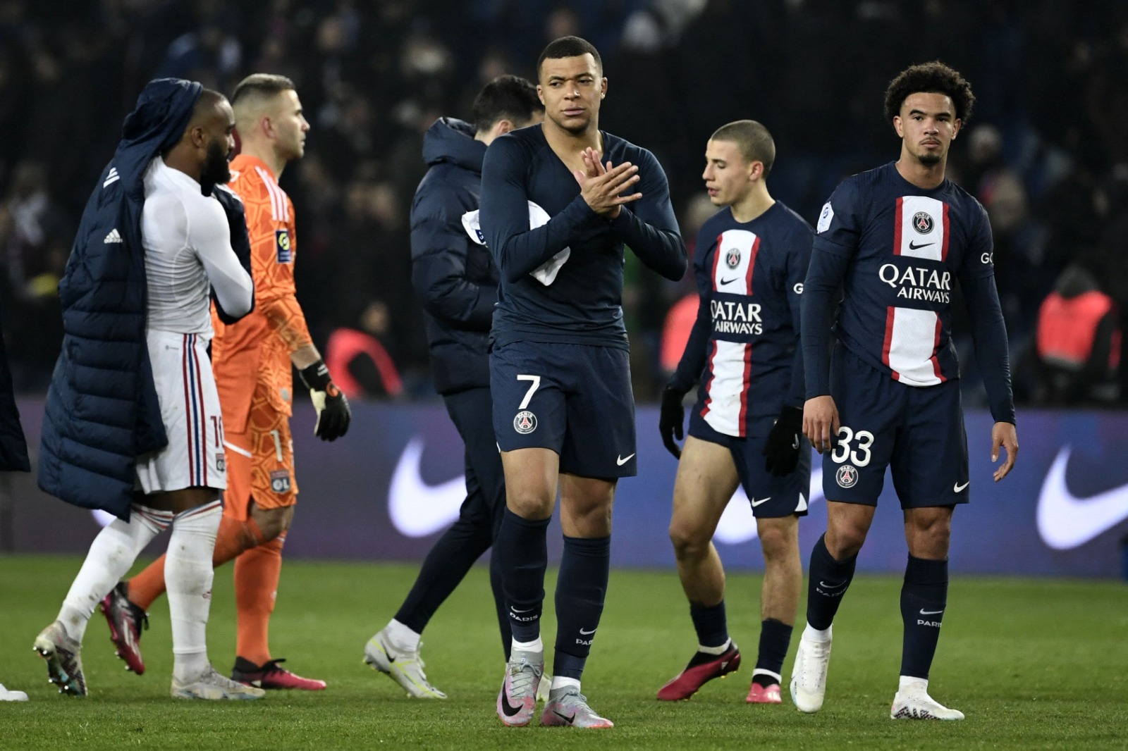 PSG suma una nueva derrota ante el Lyon, Messi es abucheado