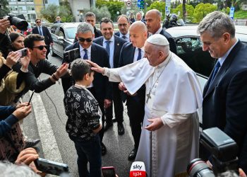 El papa Francisco, al salir este sábado de un hospital en el que estuvo internado tres días.