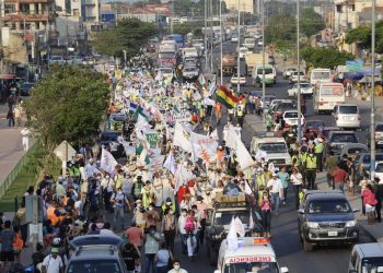 Marcha indígena llega al centro cruceño con 14 demandas, Gobierno espera iniciar negociación