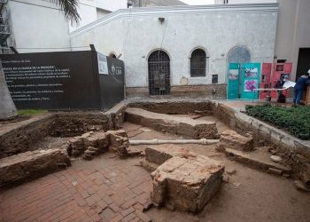 Hallan restos de una capilla del siglo XVII bajo una plaza de Lima