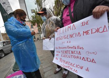 El Gobierno revisará 500 casos de negligencia médica, Larrea dice que deben agradecer a médicos