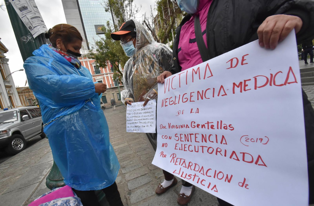 El Gobierno revisará 500 casos de negligencia médica, Larrea dice que deben agradecer a médicos