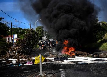 Francia realiza nuevas propuestas para desactivar tensión en una de sus islas del Caribe
