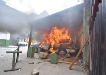 Un sector de cocaleros quema vehículos en el módulo policial de Minasa, en La Paz