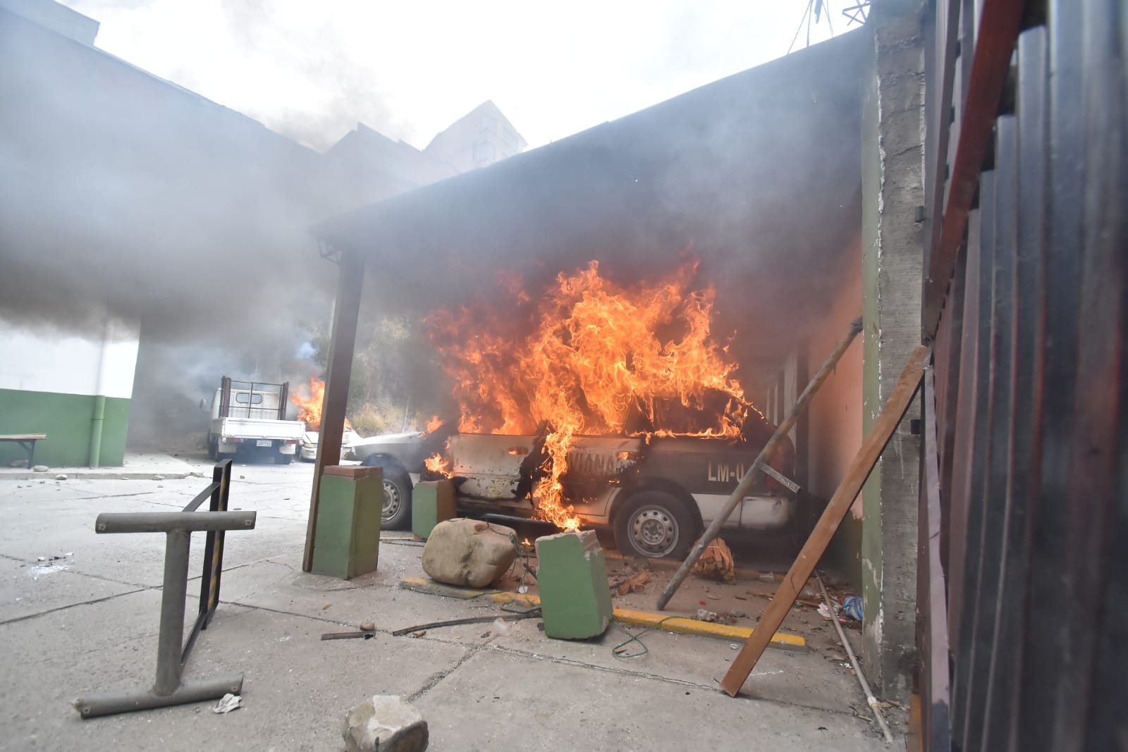 Un sector de cocaleros quema vehículos en el módulo policial de Minasa, en La Paz