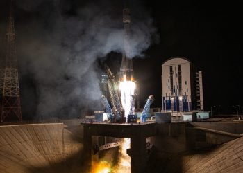 Cineastas rusos que grabaron la primera película en el espacio vuelven a la Tierra
