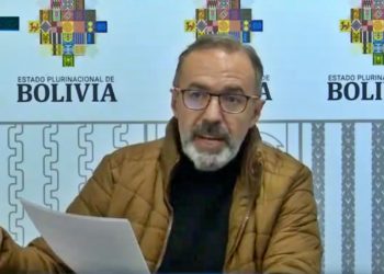 El vocero presidencial Jorge Richter lee el comunicado del gabinete ampliado de Luis Arce.