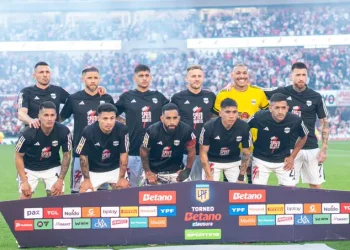 El sorprendente Riestra empata y sigue líder en el Clausura argentino