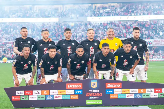 El sorprendente Riestra empata y sigue líder en el Clausura argentino