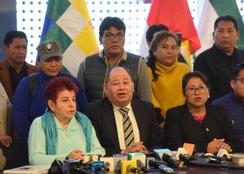 Carlos Romero y Teresa Morales, en conferencia de prensa junto a legisladores evistas, el 29 de marzo.