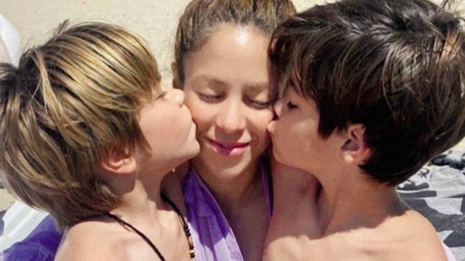Arropada en sus hijos, Shakira llega a las 5 millones de reproducciones de ‘Acróstico’