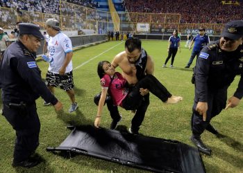 El Salvador da por finalizado torneo de fútbol por estampida mortal