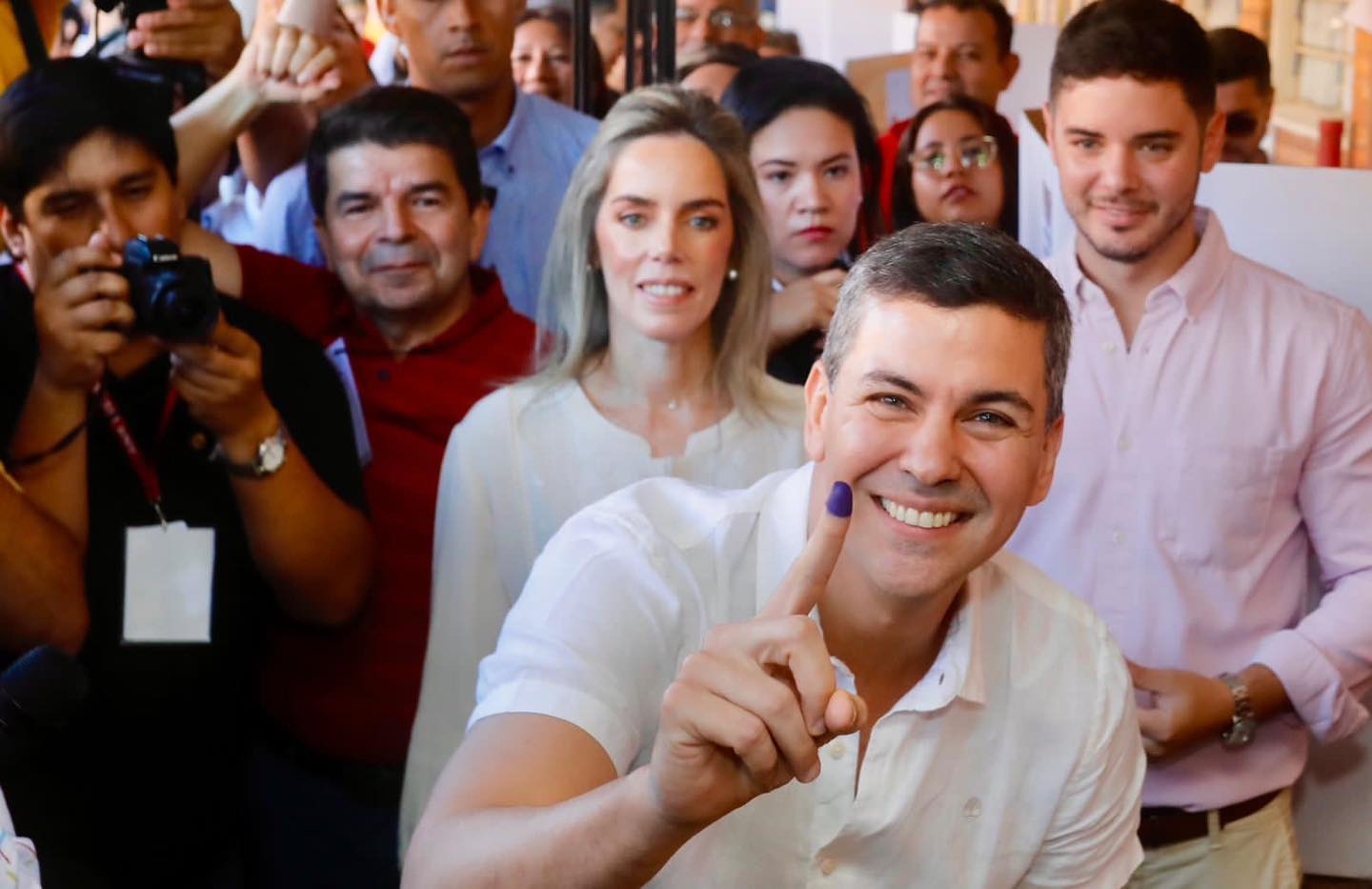 Santiago Peña es elegido presidente en Paraguay