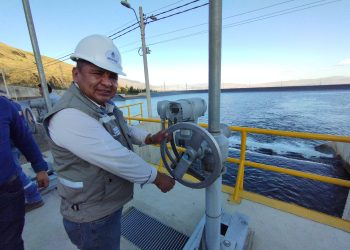 El otrora ministro Juan Santos Cruz en una inspección de obras en Beni.