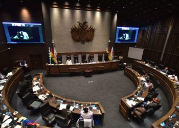 Justicia recuerda que la Constitución dicta la aprobación de leyes por mayoría absoluta