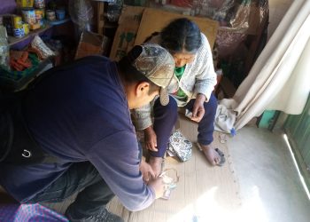La mamá de la mujer llora por lo que hizo su hija: regalar dinero.