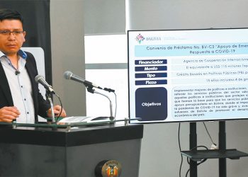 El ministro Sergio Cusicanqui brinda una conferencia de prensa.