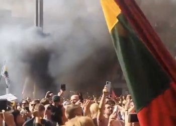 Miles protestan en Lituania contra el ‘pasaporte sanitario’ anti COVID-19