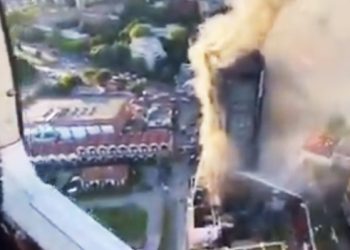 Un edificio de 20 plantas arde en Milán, en principio sin víctimas