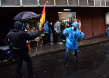 Confluyen dos marchas opuestas en La Paz, Arias denuncia que se le roció con gas pimienta