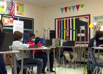 Miles de alumnos vuelven a clase en Miami, en plena polémica por el uso de tapabocas