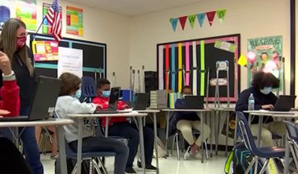 Miles de alumnos vuelven a clase en Miami, en plena polémica por el uso de tapabocas