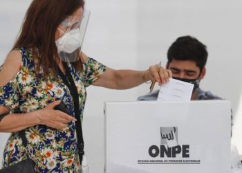 Abren centros de votación en reñido balotaje presidencial en Perú