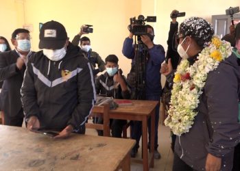 Estudiantes de 60 colegios de El Alto se benefician con internet gratuito a cambio de botellas plásticas