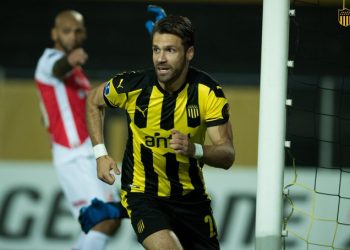 Peñarol golea 3-0 a River paraguayo y lidera cómodo el Grupo E de Sudamericana