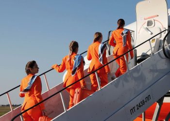 Una línea aérea en Ucrania deja de lado los tacones y faldas como uniforme de sus azafatas