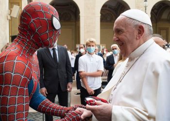 El papa Francisco protagoniza un curioso saludo a ‘Spiderman’ en el Vaticano