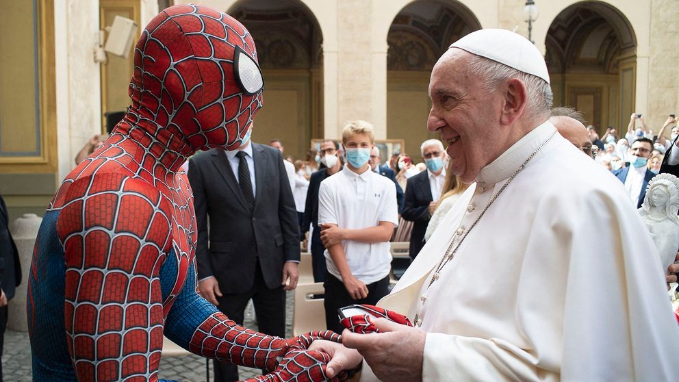 El papa Francisco protagoniza un curioso saludo a ‘Spiderman’ en el Vaticano